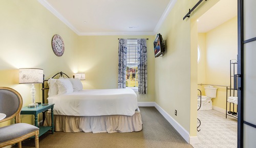 Comfort Room, 1 Queen Bed, Garden View