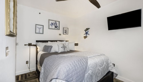 Standard Room, 1 Queen Bed ( (17))