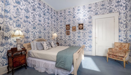 Standard Room, 1 Queen Bed with Shared Bathroom (Le Chateau)