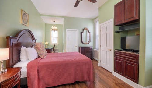 Studio, 1 Queen Bed (Independence)