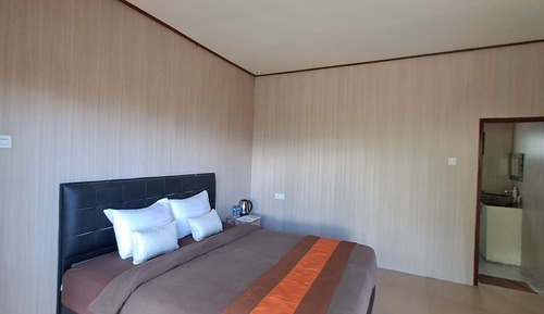 Standard Room, Corner