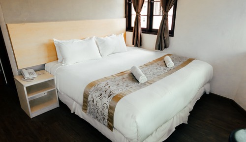 Deluxe King with Private Bathroom 