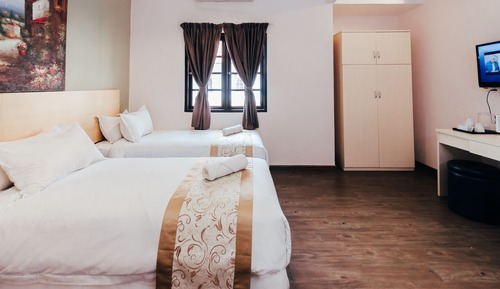 Deluxe Triple with Private Bathroom