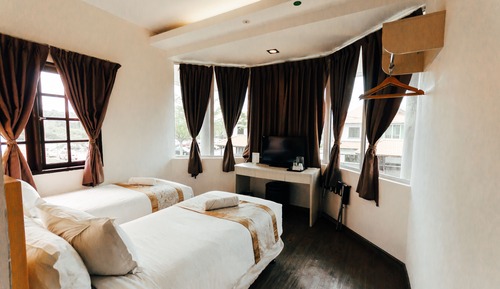 Standard Twin with Private Bathroom 