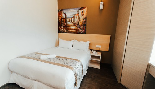 Deluxe Suite with Private Bathroom 