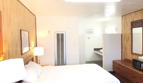 Comfort Room, 1 Queen Bed, Smoking