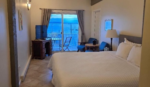 Standard Room, 1 King Bed, Balcony, Ocean View