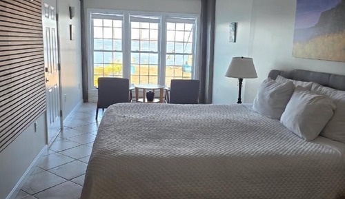 Standard Room, 1 King Bed, Partial Ocean View