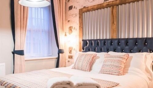 Standard Double Room, Ensuite (Lower Whitehill)