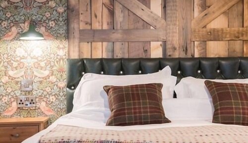 Standard Suite, Accessible, Ensuite (Barn Field)