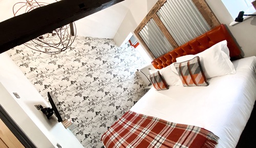 Standard Suite, Ensuite (Football Field)