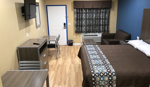 Deluxe Room, 1 King Bed, Smoking, Kitchenette
