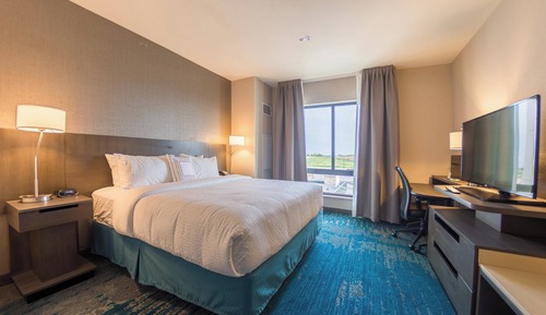 Room, 1 King Bed, Roll-in Shower