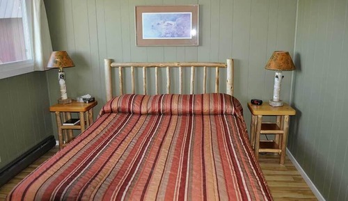 Suite, 1 Queen Bed, Kitchen, Lake View (With Island)