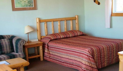 Room, 1 Queen Bed, Lake View (And Sitting Area)