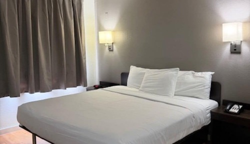 Comfort Single Room, 1 King Bed, Smoking
