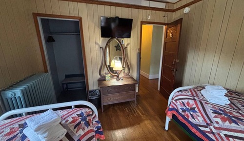 Room 6 - Upstairs Twins, Private Hall Bath