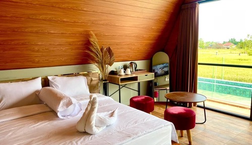 Deluxe Room, Patio, Pool View