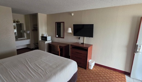 Basic Single Room, 1 King Bed, Smoking