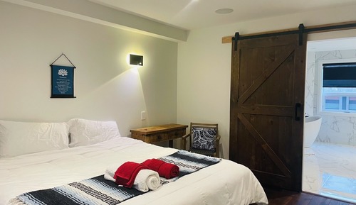 Superior Suite, 1 King Bed, Private Bathroom