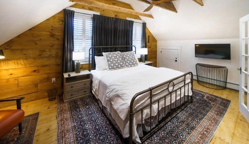 Suite, 1 King Bed, Private Bathroom
