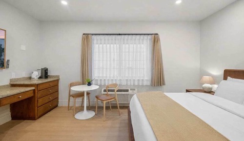 Premium Studio, 1 King Bed, Non Smoking, Kitchenette