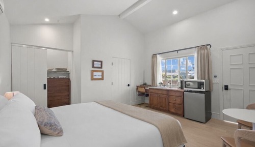 Deluxe Studio, 1 King Bed, Non Smoking, Kitchenette