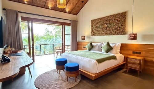 Suite, Pool View