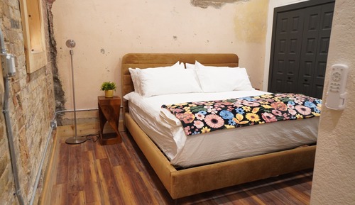 Executive Suite: 127- A
