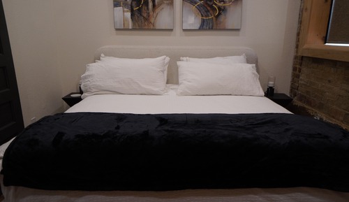 Corner King Suite: 127-F