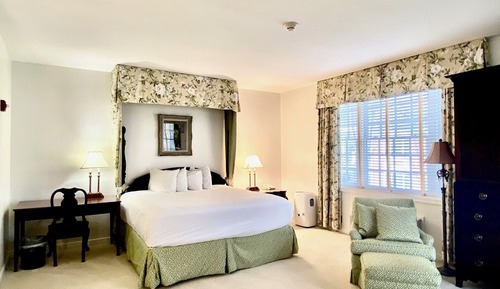Single Room, 1 King Bed, Courtyard View