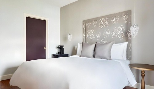Basic Room, 1 Queen Bed, Non Smoking, Private Bathroom