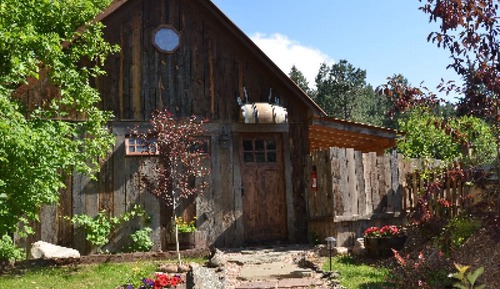 Luxury Cabin, Private Bathroom, River View (Bootlegger Barn)