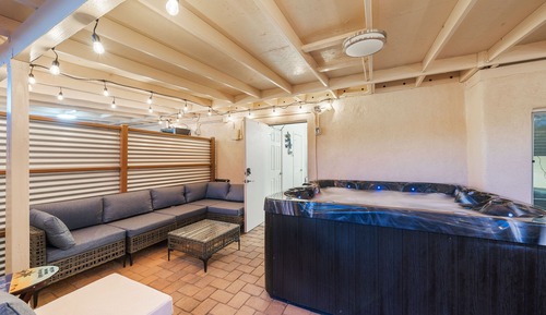 3BR 2BA Home w Jacuzzi Near Reid Park & Zoo Unit B