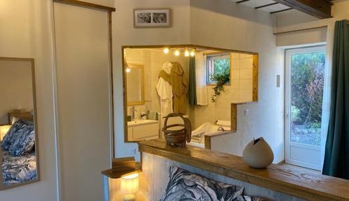 Honeymoon Room, Hill View