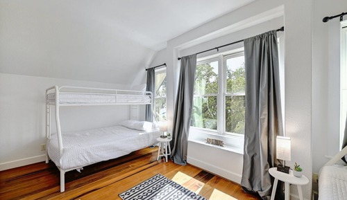 House, Multiple Beds, Hot Tub (6021 Circle J Rd)
