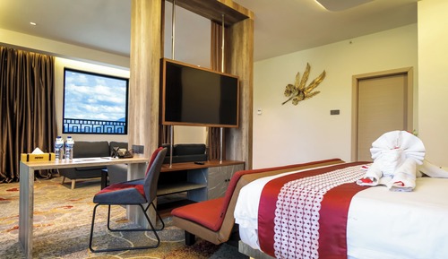 Grand Suite, 1 King Bed, Balcony, Lake View