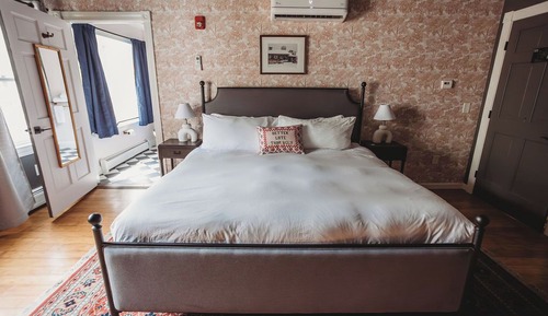Standard Double Room, 1 King Bed, Roll-in Shower