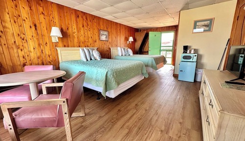 Classic Room, 2 Queen Beds, Poolside