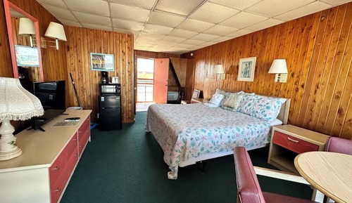 Classic Room, 1 King Bed, Poolside