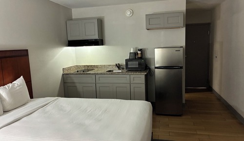 Studio, 1 King Bed, Non Smoking, Kitchenette