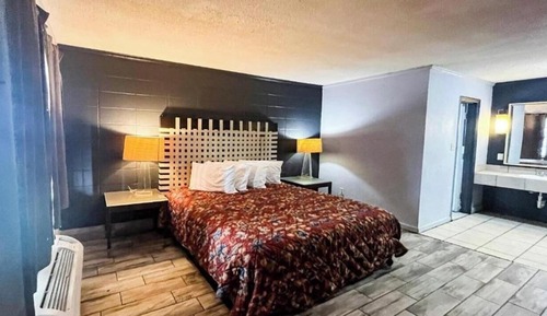 Room, 1 King Bed, Smoking (Refrigerator & Microwave)