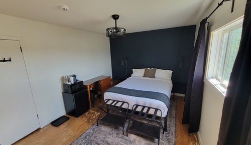 Standard Room, 1 Queen Bed, Private Bathroom