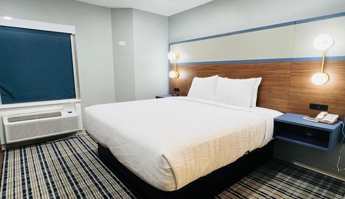 Room, 1 King Bed, Mobility Accessible, Non Smoking (Bathtub w/Grab Bars)