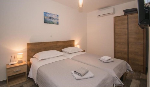 Room (S3)