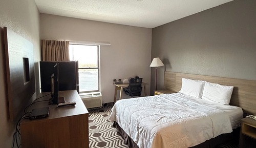 Deluxe Room, 1 Queen Bed, Roll-in Shower