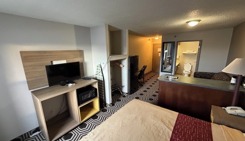 Deluxe Studio, 1 King Bed, Refrigerator & Microwave