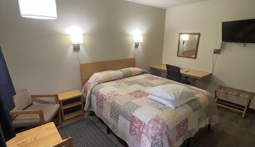 Classic Room, 1 Queen Bed, Mobility Accessible