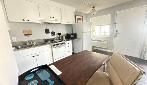 Standard Room, 1 Queen Bed, Non Smoking, Kitchen