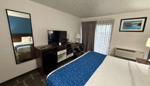 Standard Room, 1 King Bed, Bathtub Grab Bars, Non Smoking